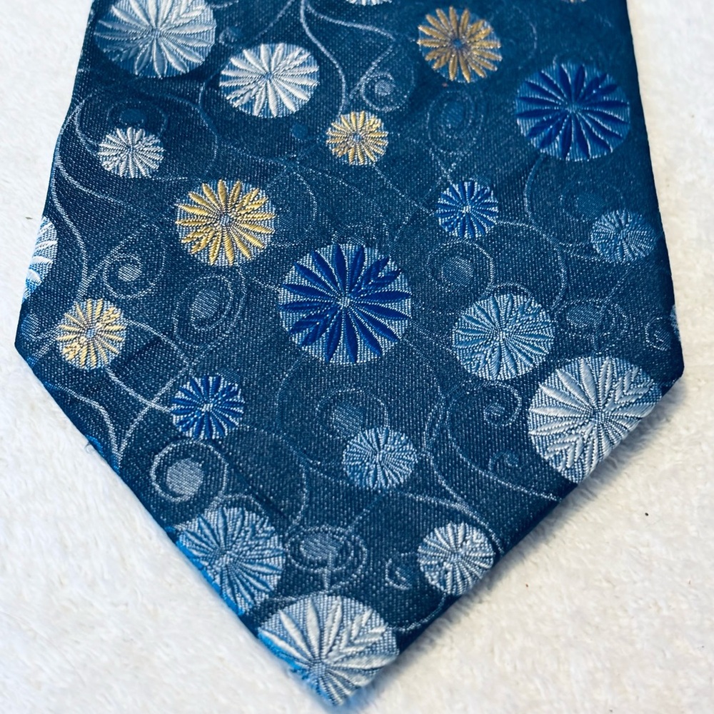 Brand New Stylish Tie By METROPOLITAN VIEW